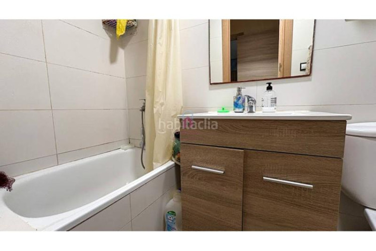 Piso  en venta tocando a passeig 22 juliol de 70m construidos de 3 habitaciones con ascensor y salida a balcón. en Terrassa