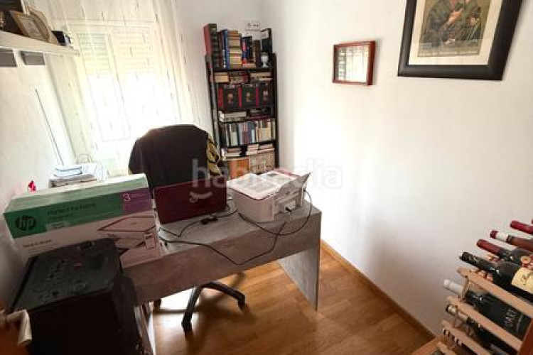 Piso zona de Ca n'Aurell. piso de 4habs. + 2lav. + balcón en angel sallent en Terrassa