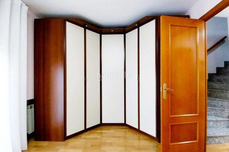 Casa magnifica casa unifamiliar de 230 m2 con 3 hab dobles y gran estudio 55 m2 en Terrassa