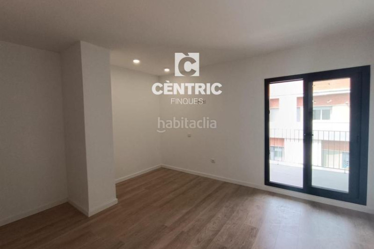 Piso dúplex tercera planta, 4 habitaciones y con terrazas en Terrassa