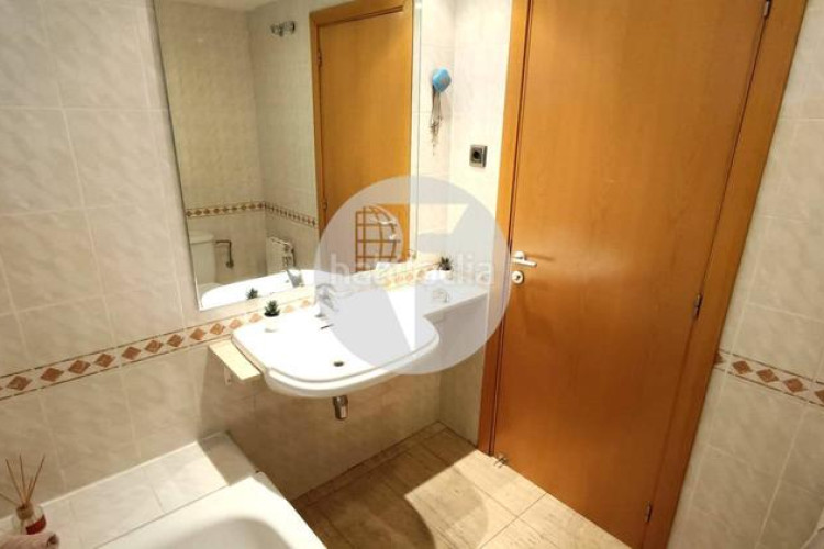 Piso bonito piso de 85 m2, 3 hab, 2 baños, galería, balcón, pk y zona comunitaria, en zona olímpica en Terrassa