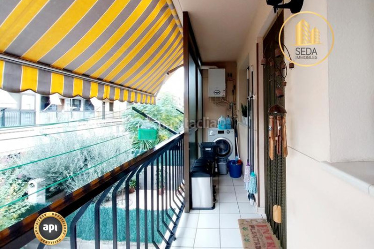 Casa impecable casa unifamiliar renovada con 4 plantas, garaje triple y estudio con chimenea en la gripia en Terrassa