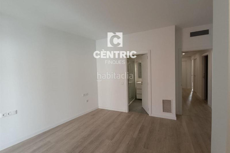 Piso dúplex tercera planta, 4 habitaciones y con terrazas en Terrassa