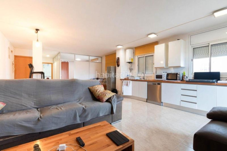 Piso en xuquer 6 local adaptat per habitatge i llogat en Terrassa