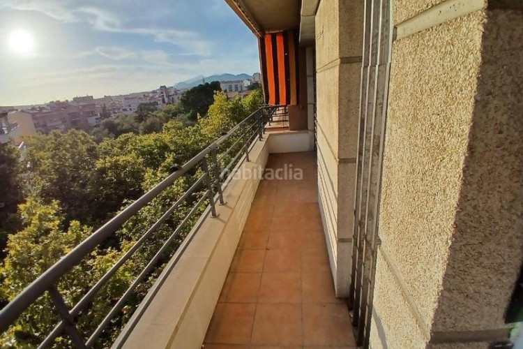 Piso vivienda de 4 habitaciones con gran terraza y parking incluido en Terrassa