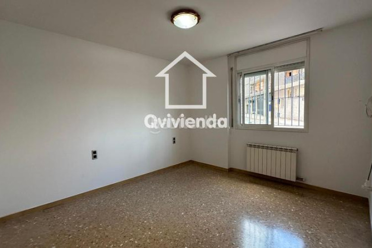 Piso  en planta baja de 3 habitaciones, todo exterior, La Cogullada en Terrassa