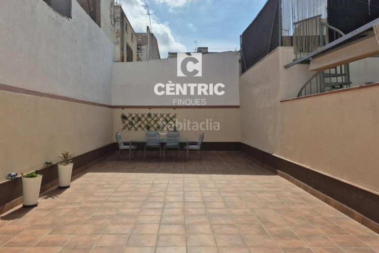 Piso planta baja seminueva de 3 hab con patio 60 m2 sur en francesc macia en Terrassa