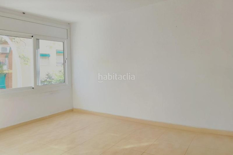 Piso cantoner de 115 m2 amb 4 hab i 2 banys al carrer faraday a 100 metres de la plaça del progres en Terrassa