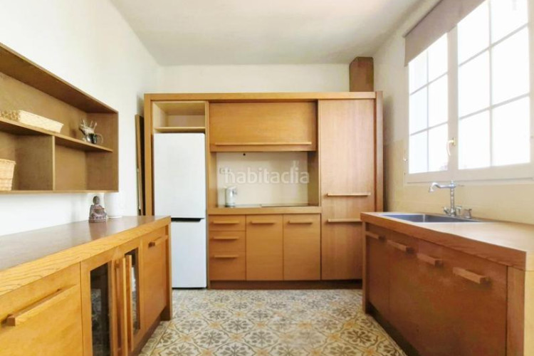 Casa de 190 m2 amb pati a la plaça del progres en Terrassa