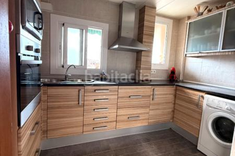 Piso zona de Ca n'Aurell. piso de 4habs. + 2lav. + balcón en angel sallent en Terrassa