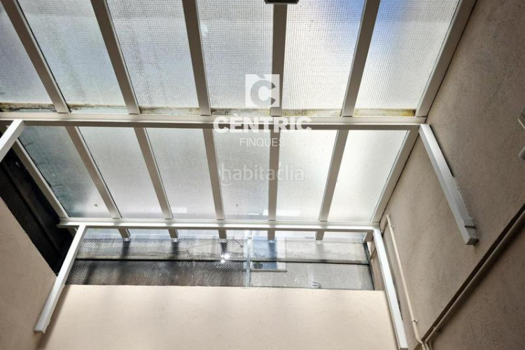 Piso planta baja seminueva de 3 hab con patio 60 m2 sur en francesc macia en Terrassa