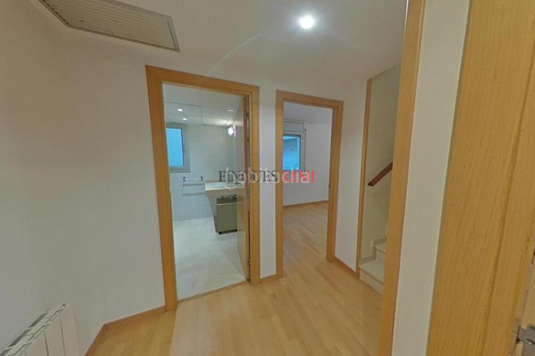 Piso dúplex con 4 habitaciones, 3 baños y parking en ubicación privilegiada en Terrassa