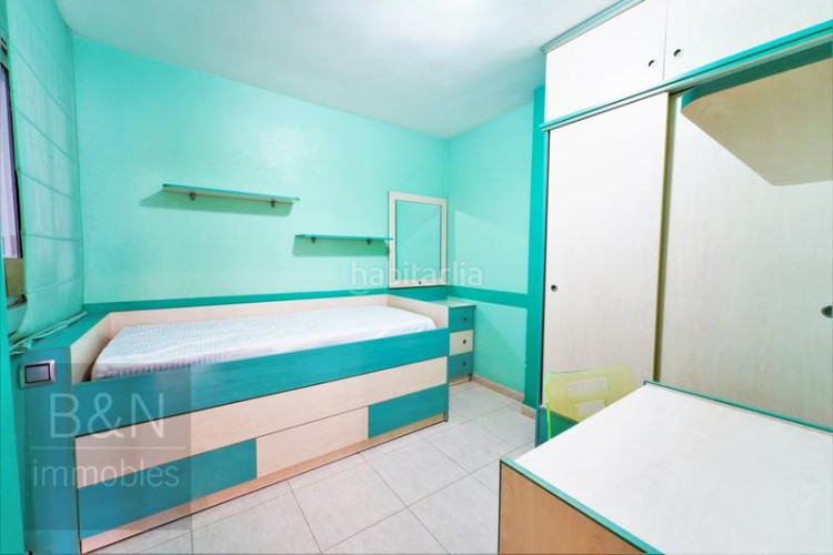 Piso una vivienda reformada, llena de luz natural, de estilo moderno y equipada con muebles hechos a medida! en Terrassa