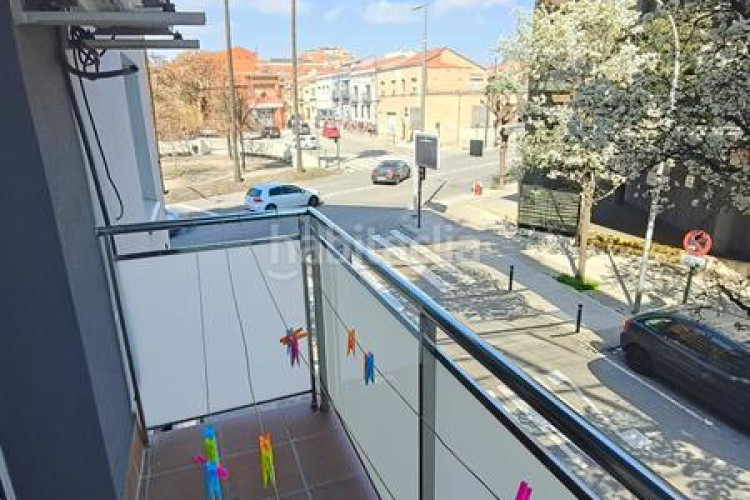 Piso  reformado en La Cogullada 3 dormitorios, 1 baño, todo exterior, cocina individual, con dos balcones uno de 6m y otro de 4m y en Terrassa