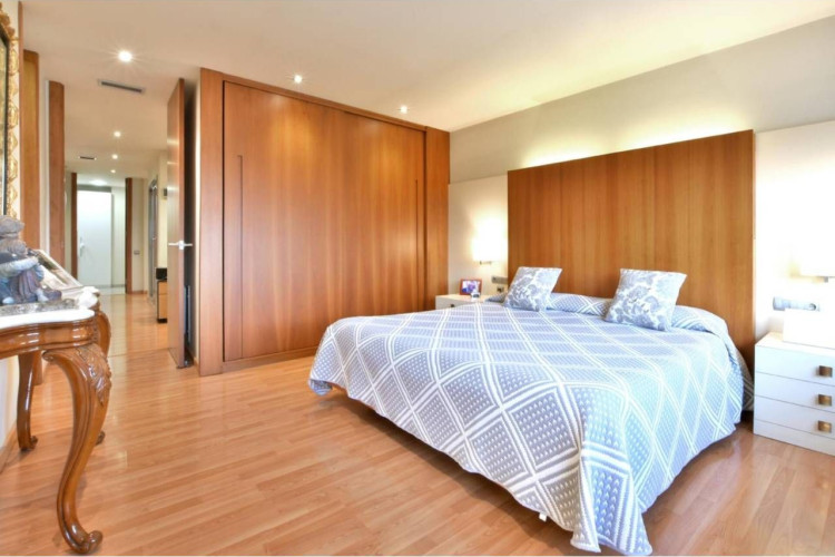 Poetessa Caparu00E0, Sant Pere Nord