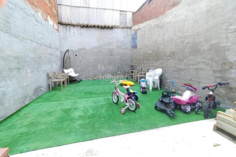 Casa adosada  reformada con terraza y jardín a 15 min del centro en Terrassa