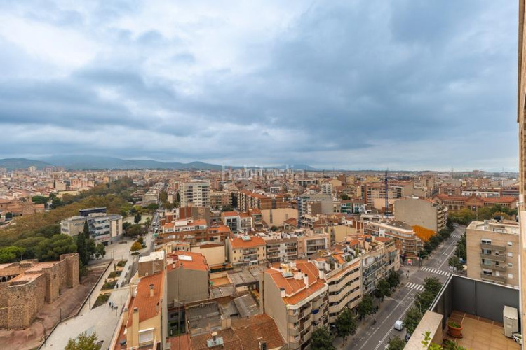 Ático  dúplex con terrazas y vistas panorámicas a un paso del centro , plaza de parking incluida en Terrassa