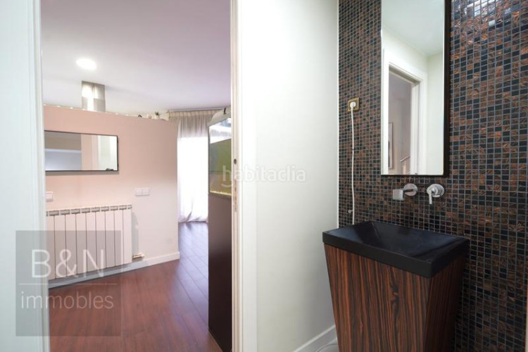 Casa  cantonera toda exterior, reformada en un estilo moderno y abierto, con una amplia terraza y gran garaje ! en Terrassa