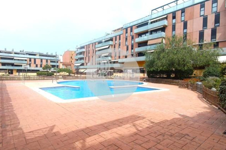 Piso bonito piso de 85 m2, 3 hab, 2 baños, galería, balcón, pk y zona comunitaria, en zona olímpica en Terrassa