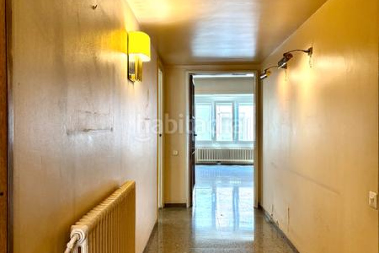 Piso  señorial único en pleno centro – 6 habitaciones, 3 baños, terraza de 200 m², parking incluido en Terrassa