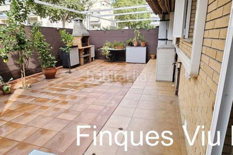 Piso  en planta baja totalmente actualizado 3 hb. con patio y parking en Terrassa