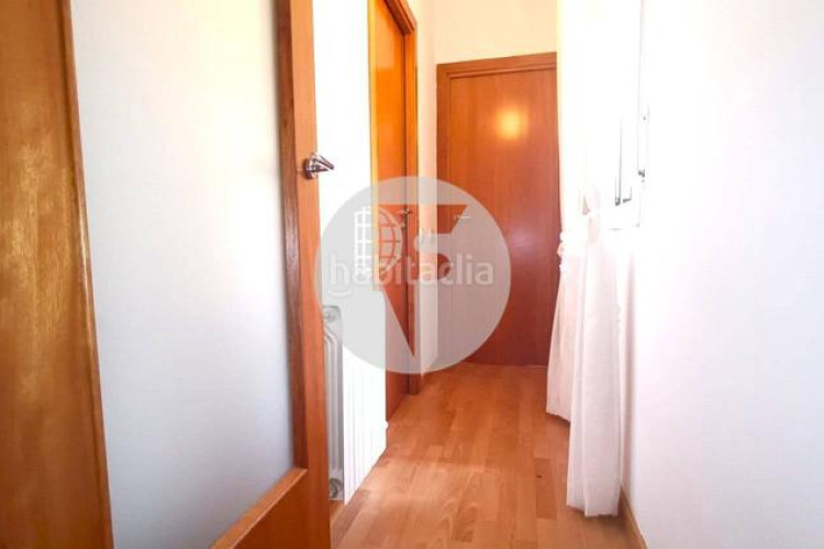 Planta baja bonita planta baja de 2 hab, terraza con barbacoa y plaza de aparcamiento en carrer conca torresana la gripia, en Terrassa