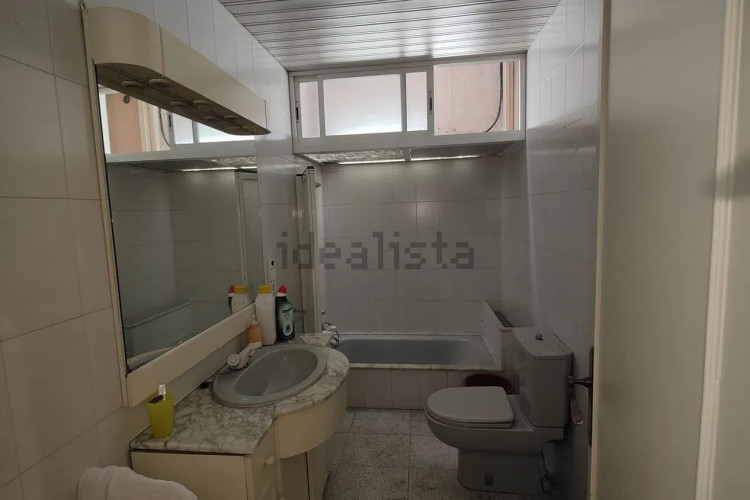 Venta Casa Adosada a Reformar con muchas posibilidades.