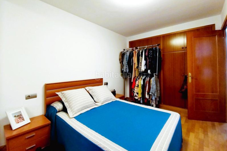 Casa adosada unifamiliar adosada, 4 habitaciones, gran patio en Terrassa