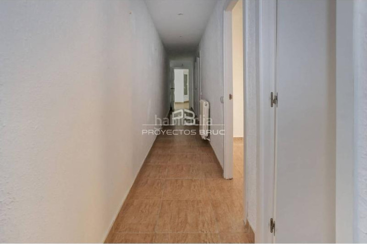 Piso  de 3 habitaciones cerca de la estación tren infórmese en Terrassa