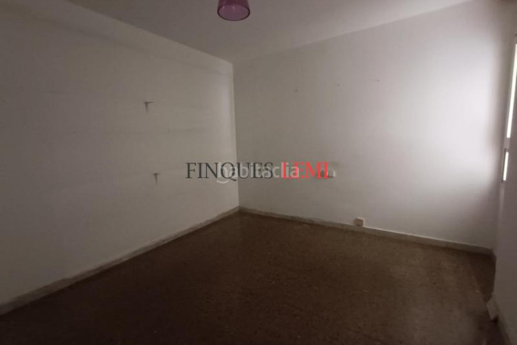 Piso  4 habitaciones junto a plaça lluís companys ascensor en Terrassa