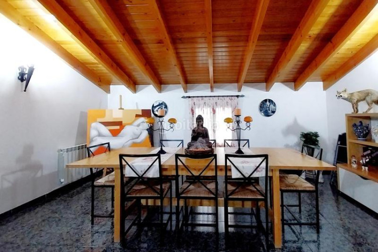 Casa magnifica casa unifamiliar de 230 m2 con 3 hab dobles y gran estudio 55 m2 en Terrassa