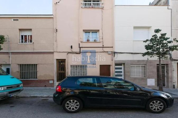 Piso inmueble ilegalmente okupado situado en la calle sant crispi 138, bajos 1, , barcelona en Terrassa