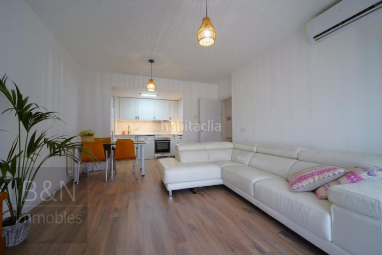 Piso una vivienda con calidez, luz y balcón recién reformado con plaza de garaje incluida en Terrassa