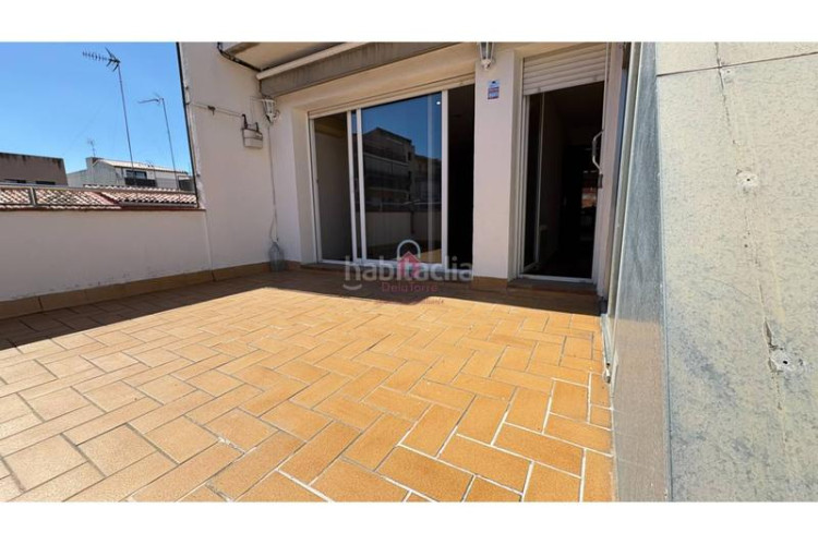 Ático  en venta tocando avda. jaume 1 de 105m construidos con salida a terraza de 18m a pie de comedor. en Terrassa
