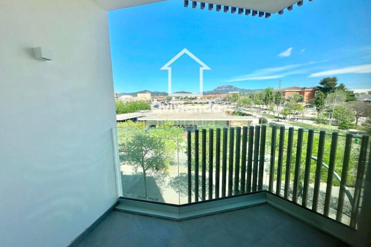 Piso  de 3 habitaciones con balcón en rbla francesc macià en Terrassa