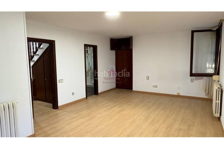 Casa  de 200m construidos en venta a 4 vientos en la urbanización font de lespardenya, en Terrassa