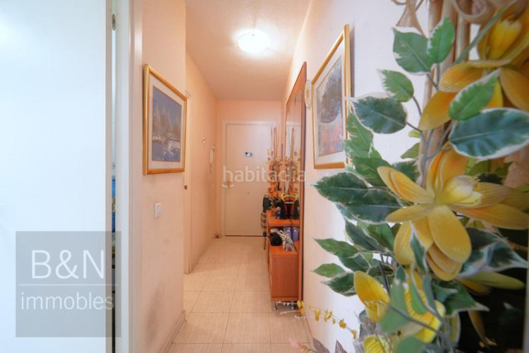 Piso un hogar de tres habitaciones, balcón, plaza de parking y trastero en Terrassa