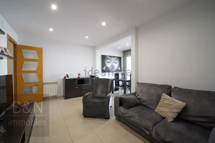 Un hogar reformado, con doble salida exterior y solo un vecino.