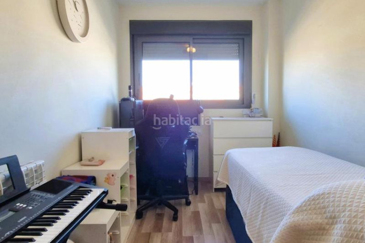 Piso edifici blau cel 3 hab amb 12 m2 sud al costat estacio est en Terrassa