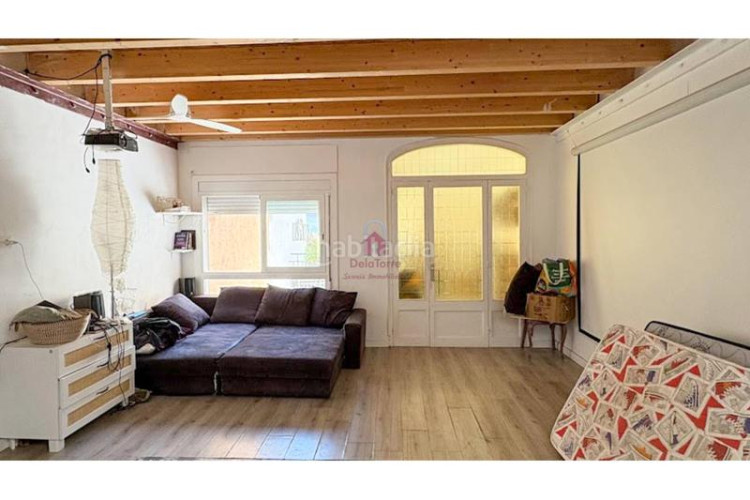 Casa pareada casa en en venta ca naurell de 210m construidos con salida a patio, dos terrazas y garaje. en Terrassa