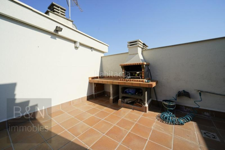 Dúplex tu hogar con alma espacio, confort, tres salidas al exterior y zona comunitaria con piscina y plaza de parking en Terrassa