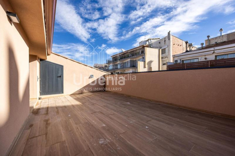 Dúplex luminosos dúplex con terraza con buenas vistas de 3 y 4 dormitorios en Terrassa