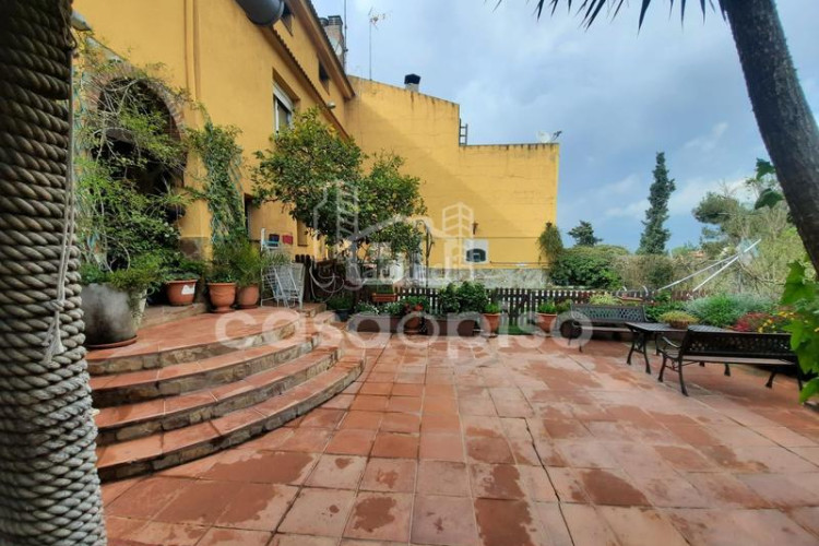 Casa adosada chalet independiente en Les Martines en Terrassa