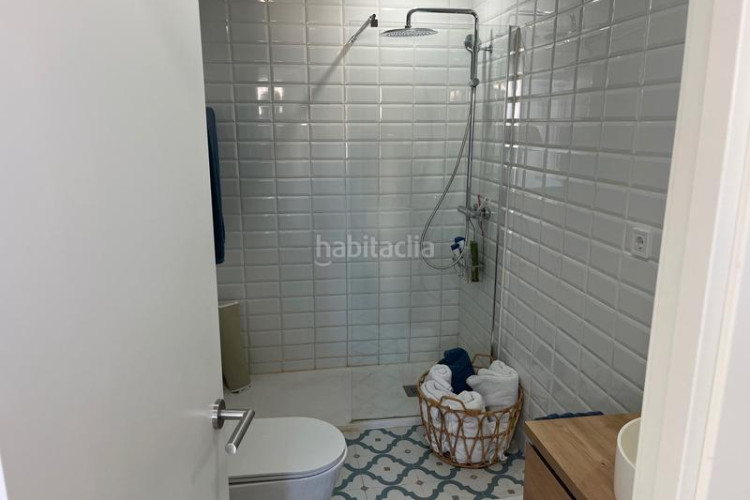 Piso en carrer de topete 52 precioso piso muy luminoso en inmejorable ubicación: consta de un salón-comedor, cocina, 3 habitaciones, baño, aseo, balcón y tra. en Terrassa