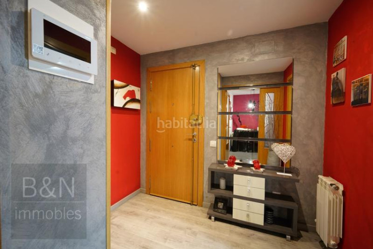 Dúplex tu hogar con alma espacio, confort, tres salidas al exterior y zona comunitaria con piscina y plaza de parking en Terrassa