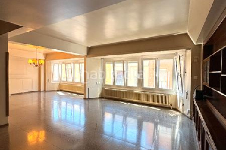 Piso  señorial único en pleno centro – 6 habitaciones, 3 baños, terraza de 200 m², parking incluido en Terrassa