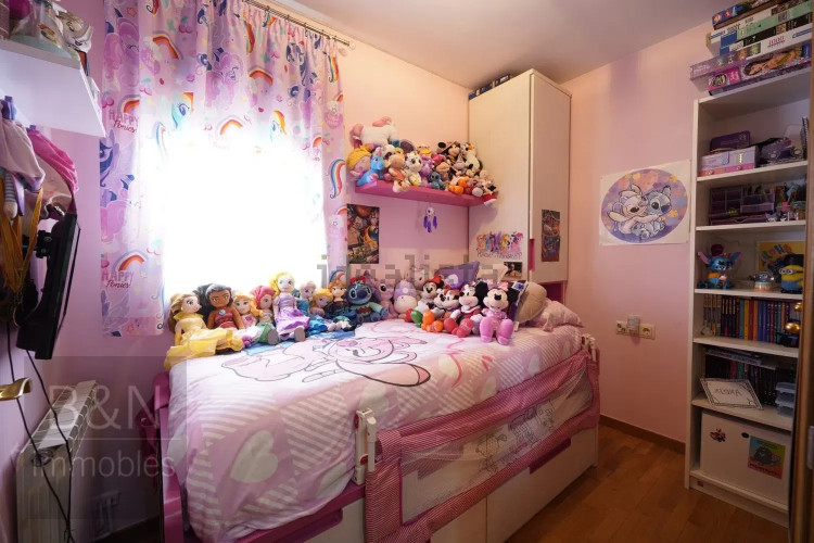 ¡Te vas a enamorar de su carácter! Amplio, luminoso, con zona comunitaria, párquing y trastero.