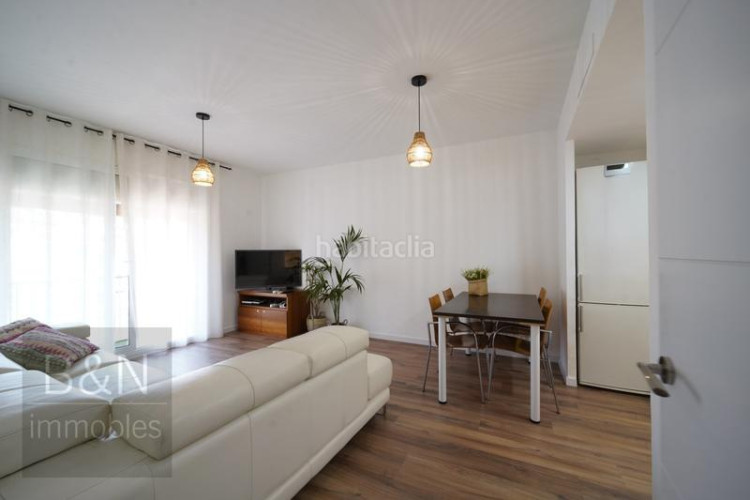 Piso una vivienda con calidez, luz y balcón recién reformado con plaza de garaje incluida en Terrassa