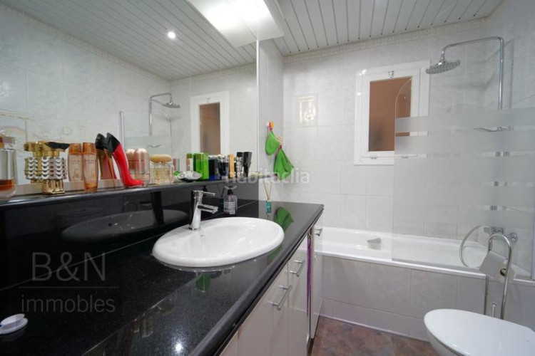 Piso en el centro con terraza de 20m y a un paso del parc vallparadís en Terrassa