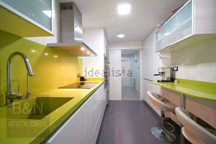 Una vivienda reformada con encanto, dos balcones y plaza de parking
